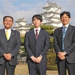 姫路城を訪れた藤井聡太竜王（中央）。右は谷川浩司１７世名人、左は姫路市の清元秀泰市長＝２７日午後、姫路市本町（撮影・辰巳直之）