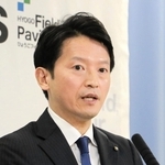 定例会見で質問に答える兵庫県の斎藤元彦知事＝２８日午前、県庁