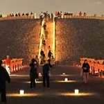 キャンドルでライトアップされた五色塚古墳＝２７日夕、神戸市垂水区五色山４