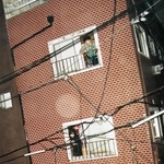 地震直後、倒壊しそうな建物から救助を待つ住民ら＝神戸市兵庫区、１９９５年１月１７日