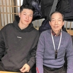 プロ１年目を終えたオフに再会した佐藤輝明選手（左）と馬場弘行さん＝２０２１年１２月（馬場さん提供）