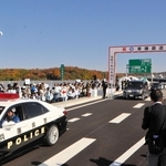 走り初めをする関係車両＝３０日午前、小野市池尻町