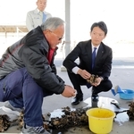 赤穂市漁協の大河優組合長（左）から説明を受ける斎藤元彦知事＝３０日午後、赤穂市御崎