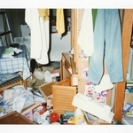 当時の記者の自宅。リビングは食器や皿などが散乱した＝１９９５年１月、神戸市垂水区