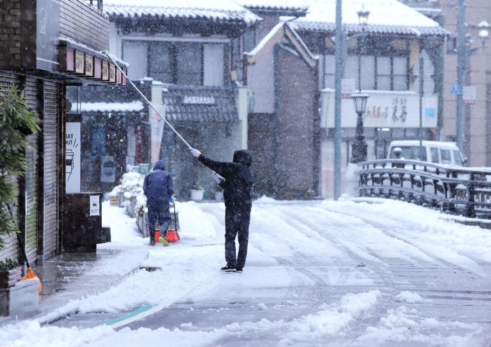 神戸で初雪、香美町では積雪44cm 兵庫県内各地で厳しい冷え込み|社会
