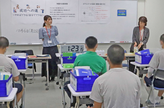 ２人の講師が指導にあたる公文式による授業＝加古川学園（画像の一部を加工しています）