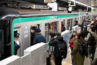 利用者の多い神戸市営地下鉄三宮駅に停車する車両で、乗降客の安全を点検する乗務員（左端）＝５日夜、神戸市中央区（撮影・大田将之）
