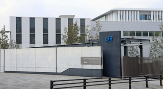 尼崎ＪＲ脱線事故の事故車両を保存するＪＲ西日本の施設＝大阪府吹田市（撮影・丸山桃奈）