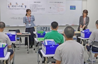 ２人の講師が指導にあたる公文式による授業＝加古川学園（画像の一部を加工しています）