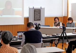 集会に参加した姫路市在住の被害者渡部道子さん（右から２人目）ら＝高砂市高砂町松波町、ユーアイ帆っとセンター