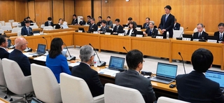 ２０２６年度予算編成を前に意見交換する県や市町の首長ら＝県庁