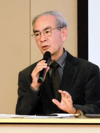 正平調読者の質問に答える林芳樹・元論説顧問＝洲本市文化体育館