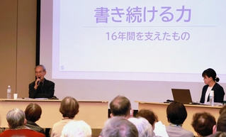正平調を１６年間書き続けた原動力について語る林芳樹・元論説顧問（左）＝洲本市文化体育館