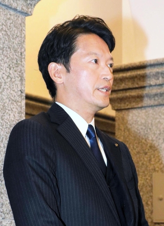 兵庫県議会の本会議終了後に報道陣の取材に答える斎藤元彦知事＝２日午前、神戸市中央区下山手通４、県公館