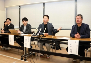 来年１月の「１・１７のつどい」の概要を説明する実行委員長の藤本真一さん（右から２人目）ら＝神戸市中央区、神戸市役所