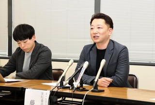 来年１月の「１・１７のつどい」の概要を説明する実行委員長の藤本真一さん（右）ら＝神戸市中央区、神戸市役所