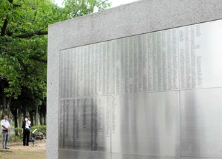 「いのちと平和の碑」背面の空襲死没者の銘板＝神戸市中央区楠町７