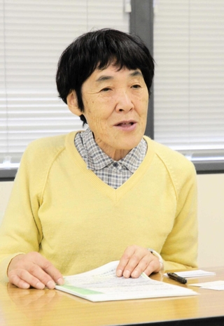 神戸空襲死者の名前の読み上げについて思いを語る「神戸空襲を記録する会」事務局長の小城智子さん＝神戸市役所