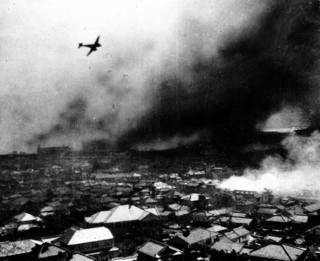 Ｂ２９の編隊が焼夷（しょうい）弾、中小爆弾を落下させ、神戸の街は焦土と化した＝１９４５（昭和２０）年６月５日、神戸、諏訪山から写真家・故中山岩太氏撮影