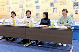 会議に参加した（左から）高森順子阪神大震災を記録しつづける会事務局長、李裕美多言語センターＦＡＣＩＬ理事長、飛田敦子コミュニティ・サポートセンター神戸事務局長、頼政良太被災地ＮＧＯ恊働センター代表＝神戸新聞社（撮影・小林由佳）