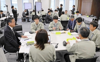 ＯＢも交え、大地震への備えについて意見を交わす現役の総合土木職の県職員たち＝神戸市中央区北長狭通４
