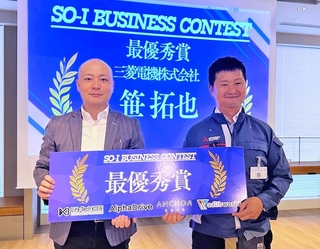 審査委員長の麻生要一さん（左）から最優秀賞のパネルを受け取る笹拓也さん（右）＝アンカー神戸