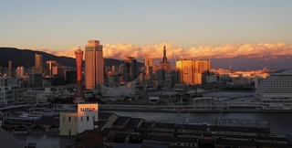 夕日に色づいた東の空に、雲が山脈のように連なった＝３日夕、神戸市中央区（撮影・中西大二）