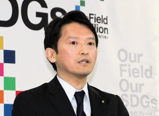 定例会見で記者の質問に答える斎藤元彦知事＝３日午前、兵庫県庁