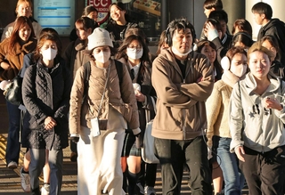 強い風や気温の低下によって、厚手の上着などを着込む人が目立った＝３日午後、神戸市中央区、ＪＲ三ノ宮駅前（撮影・笠原次郎）