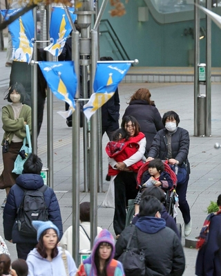強い風が吹く市街地＝３日午後、神戸市中央区（撮影・中西幸大）