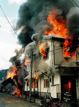 地震後の火災で炎に包まれる民家＝神戸市東灘区魚崎北町、１９９５年１月１７日