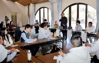 阪神・淡路大震災の復旧や復興に携わった有識者らが登壇した伝承合宿＝神戸市北区