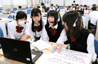 関西学院高等部などがＶＬＰを導入し、海外との交流を深めている（ＷｉｔｈＴｈｅＷｏｒｌｄ提供）