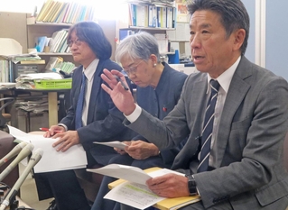 兵庫県内の公立学校の教職員不足に関する調査結果を説明する兵庫教職員組合などの役員ら＝兵庫県庁