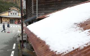 未明に降った雪が残るＪＲ寺前駅周辺＝４日午後、兵庫県神河町寺前（撮影・辰巳直之）