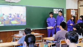 中学生たちが自ら出演したいじめ事例の動画を示した＝神戸市長田区西丸山町３