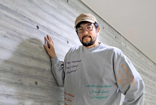 「神戸は青春の地。劇団をつくった、始まりの場所」と語るウォーリー木下さん＝西宮市高松町、兵庫県立芸術文化センター