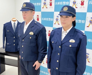 冬服でもノーネクタイＯＫとなった活動服。制服（左奥）と違い、すそや手首に絞りがある＝兵庫県警