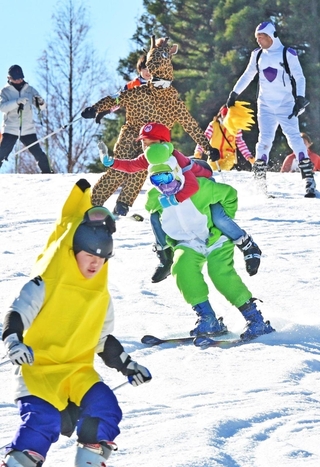 コスプレ姿で初滑りを楽しむ来場者ら＝６日午前、神戸市灘区六甲山町（撮影・大田将之）