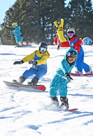 コスプレ姿で初滑りを楽しむ来場者ら＝６日午前、神戸市灘区六甲山町（撮影・大田将之）