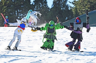 コスプレ姿で初滑りを楽しむ来場者ら＝６日午前、神戸市灘区六甲山町（撮影・大田将之）