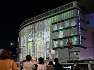 神戸阪急の壁に映し出された色鮮やかなプロジェクションマッピング＝６日夜、神戸市中央区小野柄通８（撮影・風斗雅博）