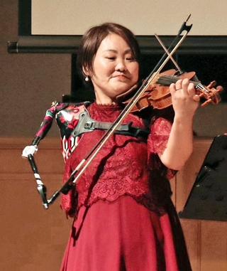 専用義手でバイオリン演奏を披露する伊藤真波さん＝神戸市西区