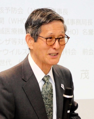 「感染症に負けず、この時代を乗り越えよう」と呼びかけた尾身茂氏＝神戸市中央区東川崎町１、ＨＤＣ神戸