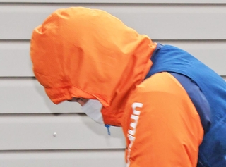 鑑定留置を終えて葺合署に入る谷本将志容疑者＝８日午後２時１２分、神戸市中央区吾妻通５