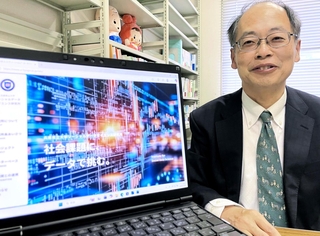 データに基づいた政策立案の意義や、ソーシャルデータサイエンス研究所の役割を語る芦谷恒憲特任教授＝神戸市西区学園西町８、兵庫県立大学