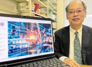 データに基づいた政策立案の意義や、ソーシャルデータサイエンス研究所の役割を語る芦谷恒憲特任教授＝神戸市西区学園西町８、兵庫県立大学
