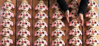 新年の十日えびすに向けて製造が最盛期を迎えるえびす面＝宝塚市大原野