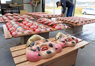 新年の十日えびすに向けて製造が最盛期を迎えるえびす面＝宝塚市大原野