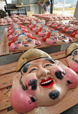 新年の十日えびすに向けて製造が最盛期を迎えるえびす面＝宝塚市大原野